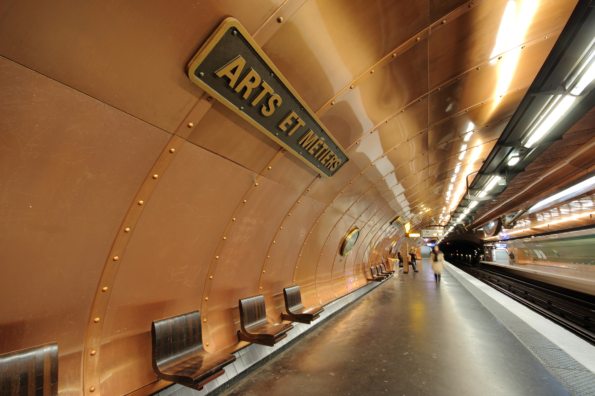 Включи крутую станцию. Станция метро Arts et metiers. Станция «Arts et metiers» Париж. Arts et métiers, Париж метро. Станция ар-э-Метье Париж Франция.